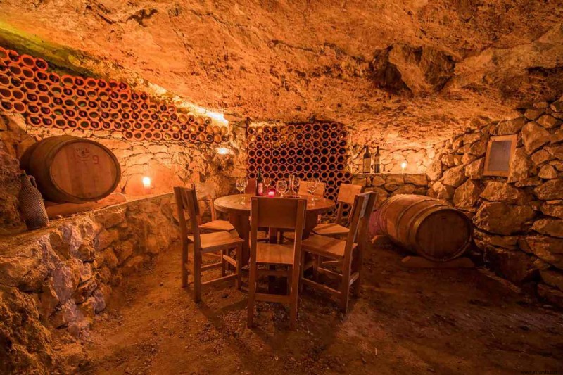 A esta pintoresca cata de vinos en una cueva croata solo se puede acceder en barco 