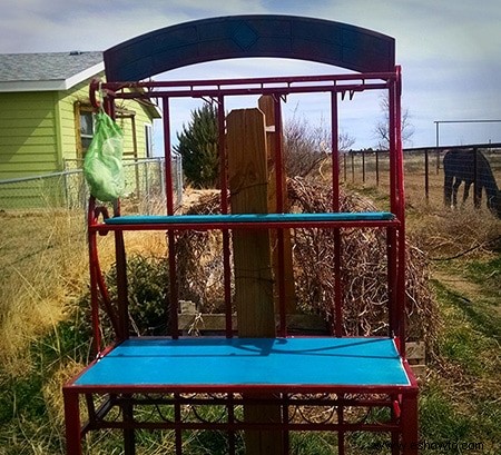 Mesa para macetas de bricolaje de un antiguo botellero