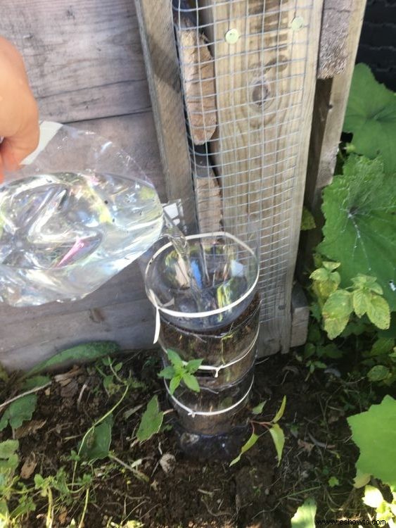 Cómo hacer un jardín de torre de botellas