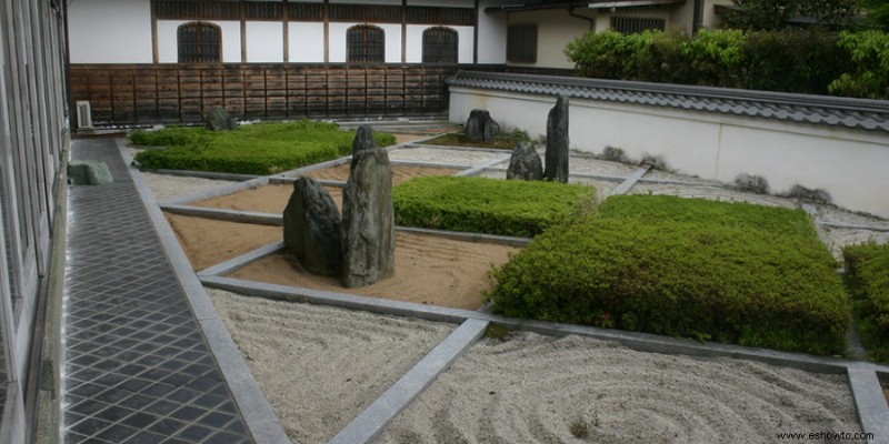 Cómo hacer un jardín zen en el patio trasero con poco presupuesto