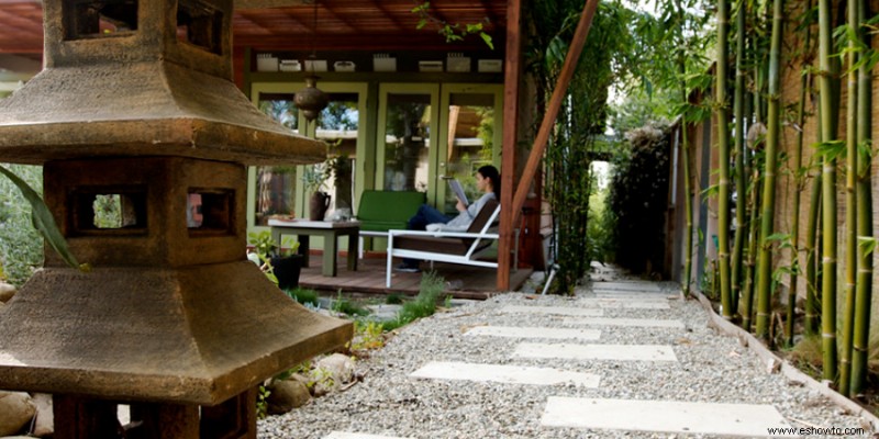 Cómo hacer un jardín zen en el patio trasero con poco presupuesto