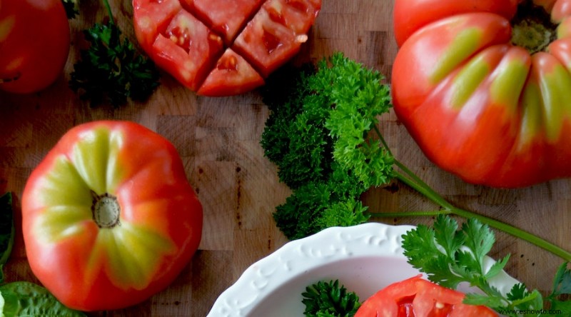 ¿Por qué los extremos de mis tomates se mantienen verdes?