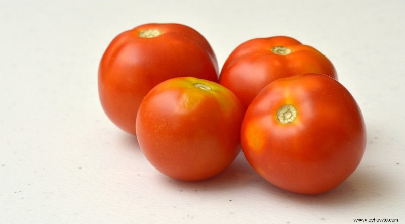 ¿Por qué los extremos de mis tomates se mantienen verdes?