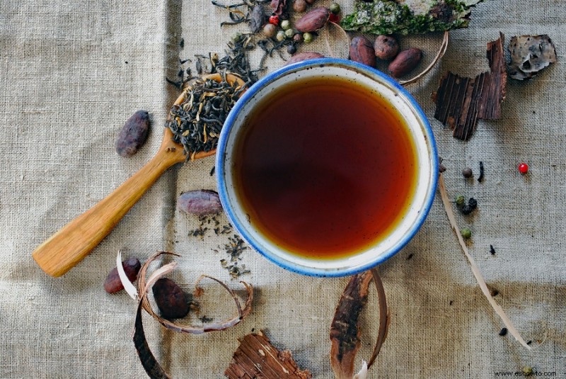 Hojas de té para jardinería:cómo usarlas y por qué