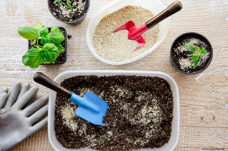 Cómo preparar la tierra para la jardinería en macetas