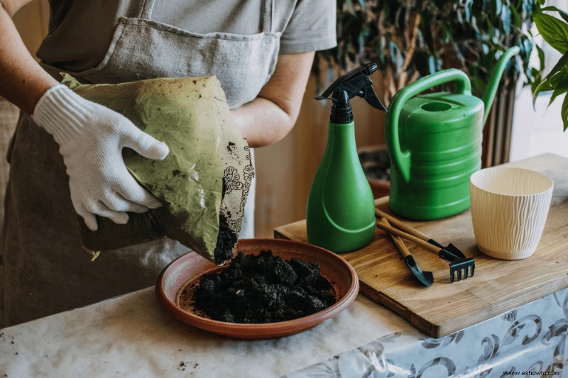 Cómo preparar la tierra para la jardinería en macetas