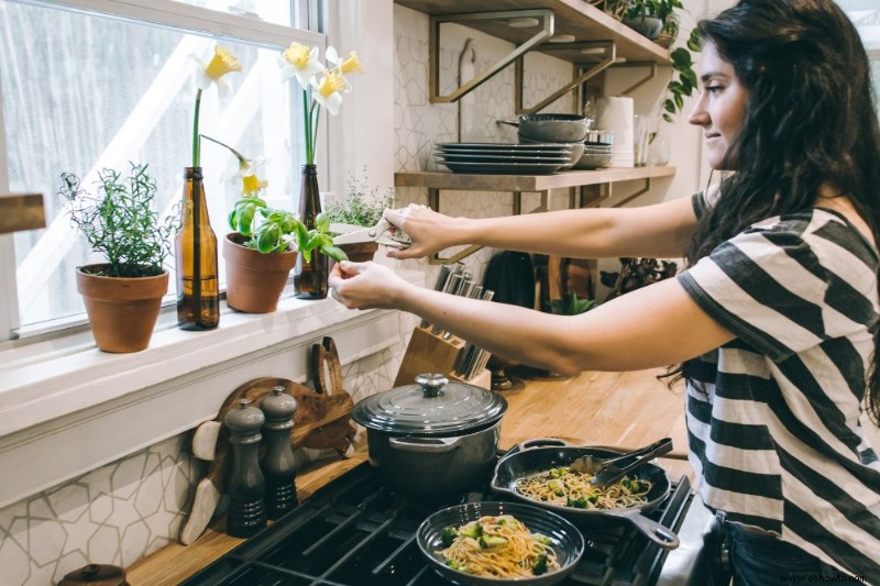 Cómo cultivar un jardín de hierbas en la cocina