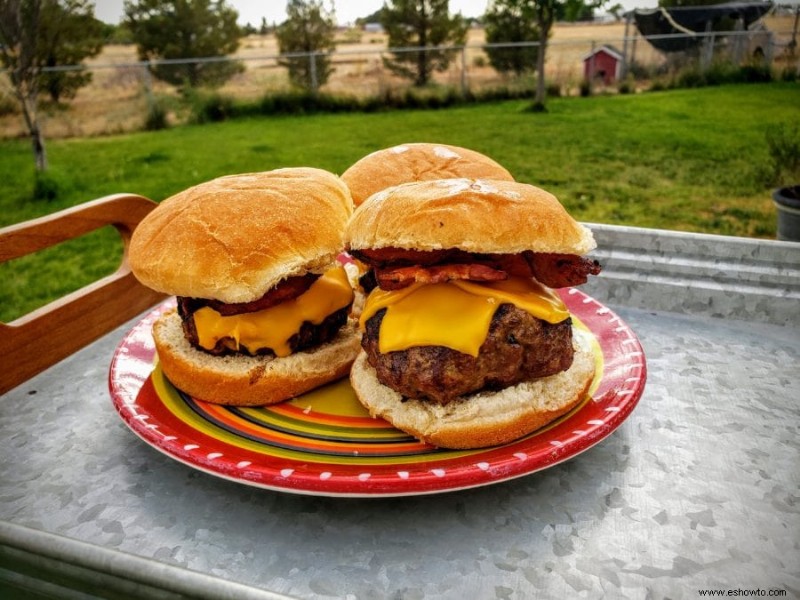 Cómo asar hamburguesas:perfectas y jugosas en 7 sencillos pasos