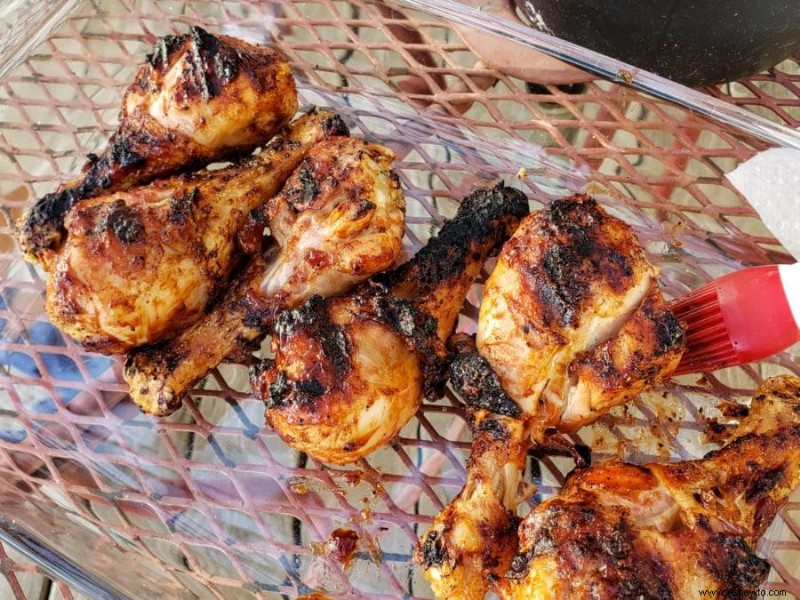 Cómo asar pollo a la parrilla:consejos para la comida perfecta