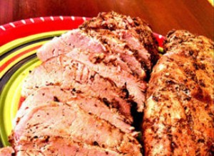 Cómo convertir tu parrilla de carbón en un ahumador casero: Receta de lomo de cerdo envuelto en tocino con sabor a manzana