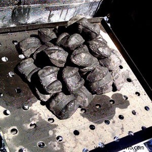 Cómo convertir su parrilla de carbón en un ahumador:Receta de lomo envuelto en tocino con manzanas incluida