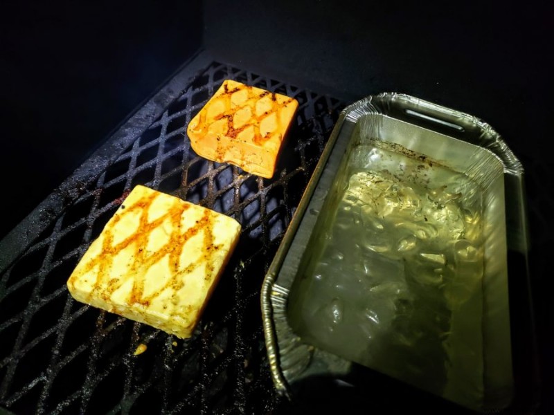 Cómo ahumar queso en frío:una guía para ahumar en el patio trasero