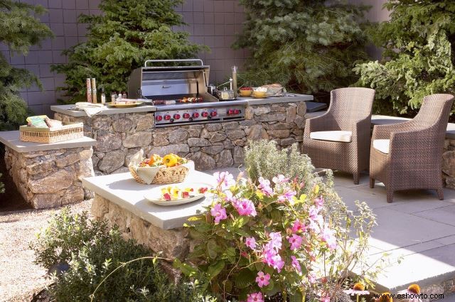 30 ideas de diseño de área de barbacoa en el patio trasero:estilo de parrilla e inspiraciones