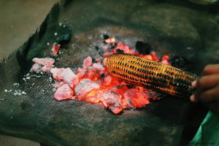 Cómo asar maíz en la mazorca