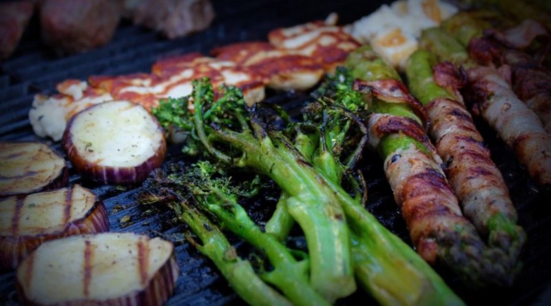 Asar a la parrilla frente a asar a la parrilla:¿cuál es la diferencia?