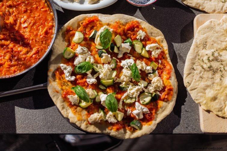 Cómo cocinar pizza a la parrilla sin piedra