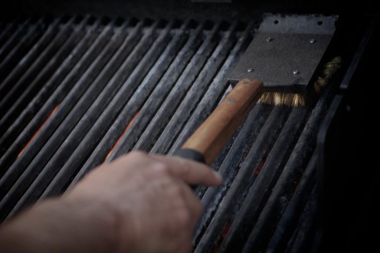 Cómo cocinar pizza a la parrilla sin piedra