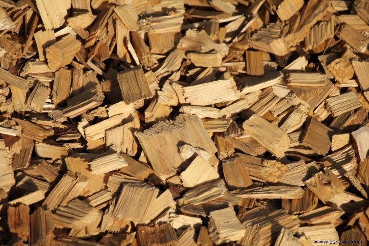 Cómo usar astillas de madera en una parrilla de gas o carbón