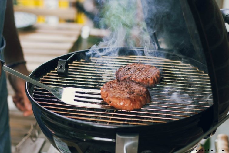 Cómo eliminar el óxido de las rejillas de una parrilla para barbacoa