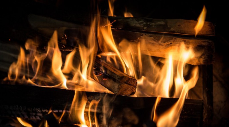 ¿Puedo asar a la parrilla en mi chimenea?