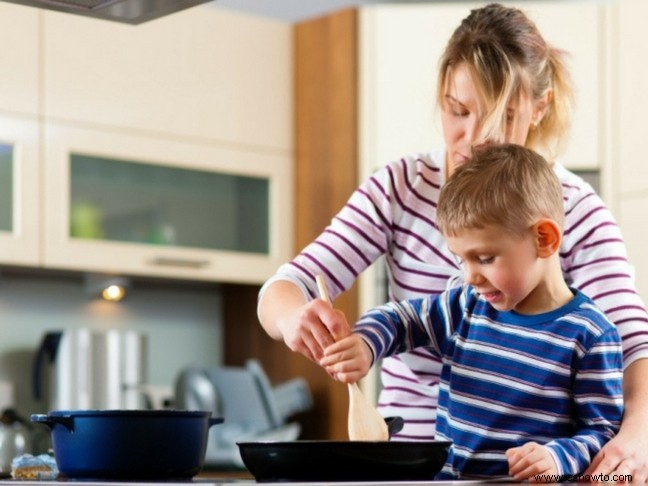 ¿Cómo introducir a sus hijos a la cocina?