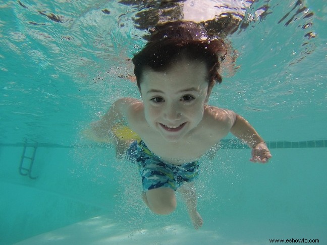 Por qué su hijo debería aprender a nadar