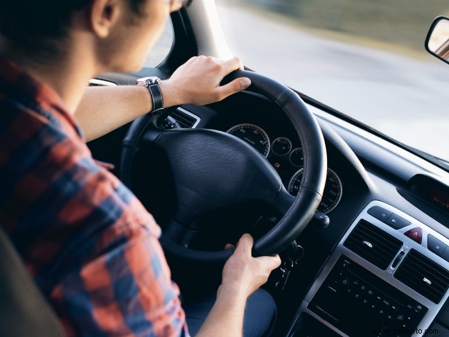 Consejos para que los conductores adolescentes no se metan en problemas en la carretera
