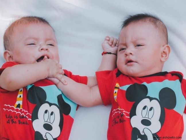 Recién nacidos gemelos:los 6 artículos más útiles para el primer año