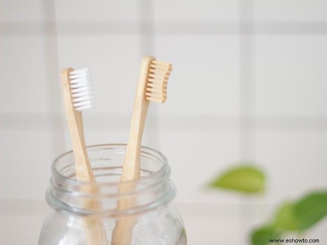 Cómo comenzar a enseñarle a su hijo pequeño a cepillarse los dientes