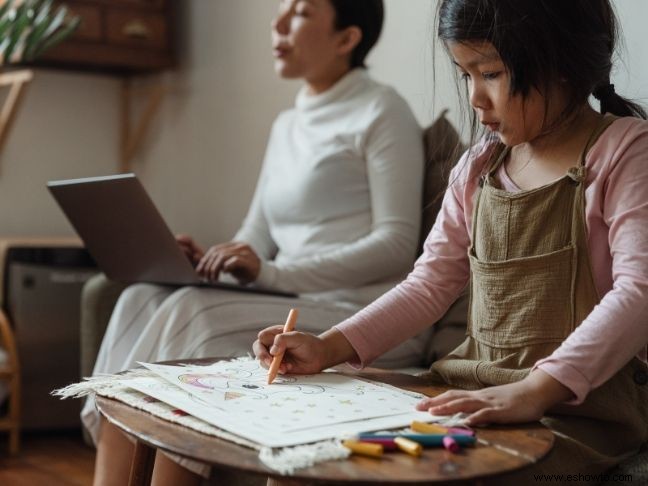 Las madres trabajadoras crían niños más independientes