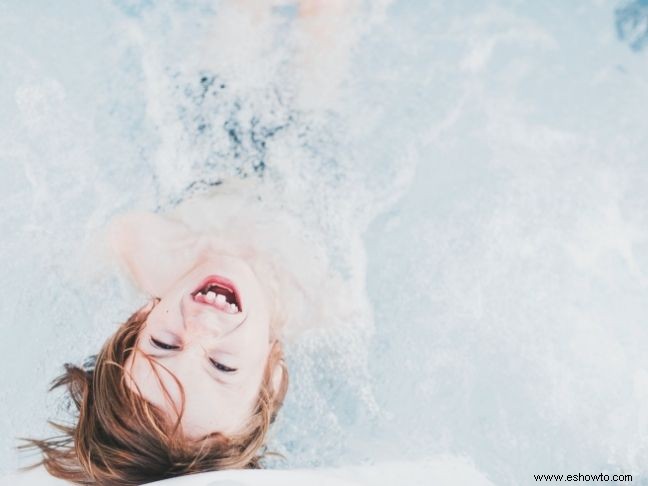 Una guía para la primera clase de natación de su niño pequeño