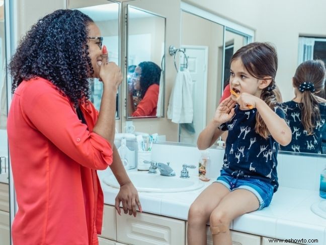 Cómo enseñar a sus hijos a cuidarse los dientes