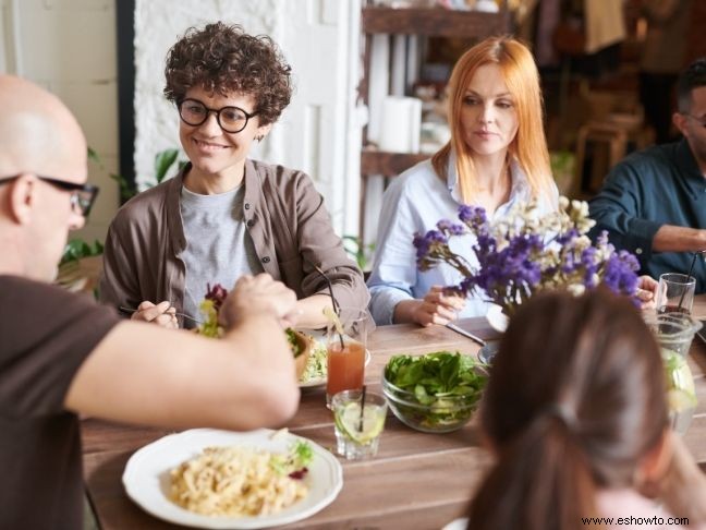 5 razones por las que comer juntos construye relaciones sólidas