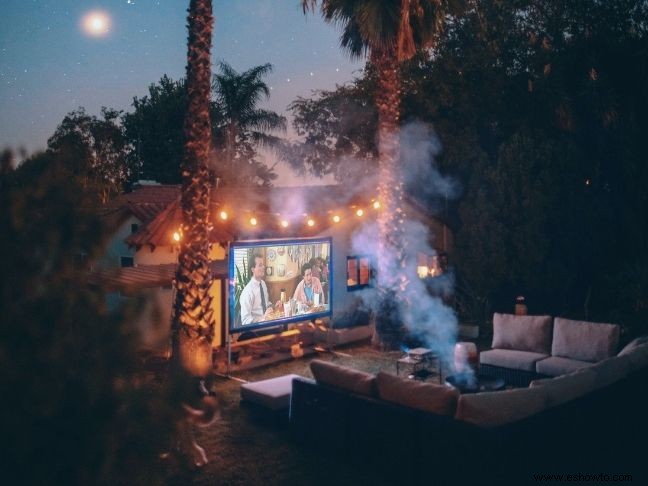 10 cosas que necesitas para una noche de cine épica en el patio trasero