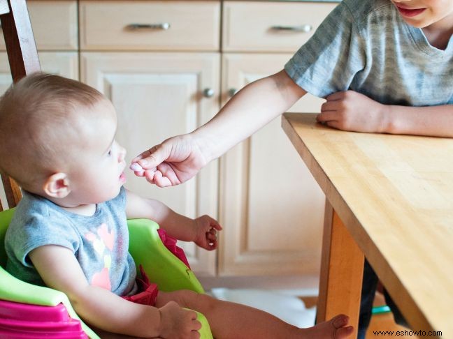 Consejos y trucos para ayudar a su bebé a hacer la transición a los alimentos sólidos