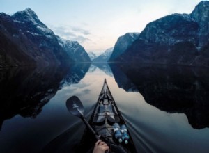 ¿Cómo capturar fotos realistas de los fiordos noruegos? El secreto: ¡un kayak!