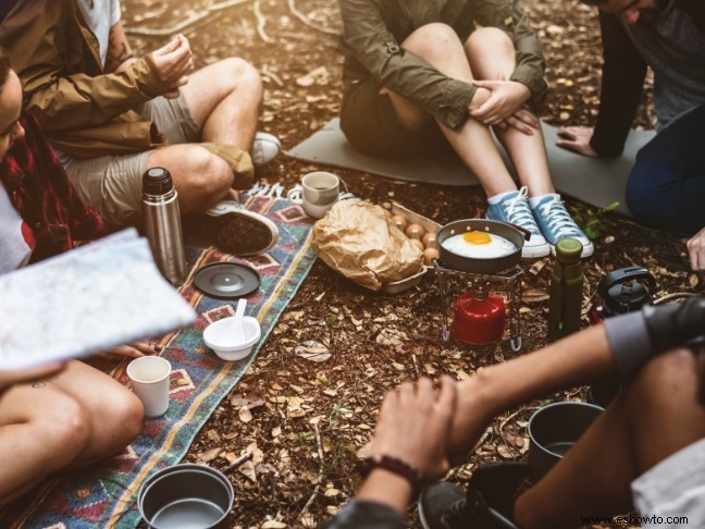 10 cosas que debes llevar para cocinar una deliciosa comida durante el campamento