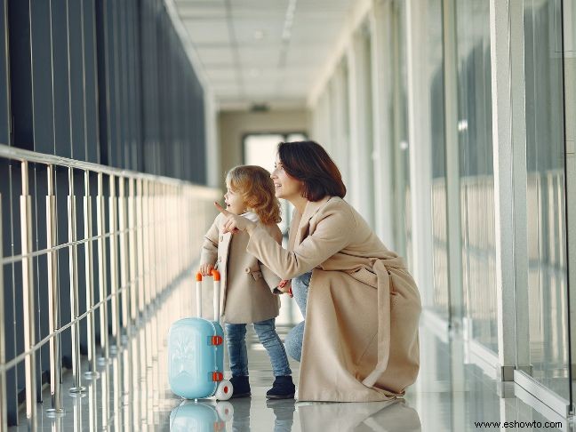 Cómo mantener seguros a sus hijos mientras viajan 