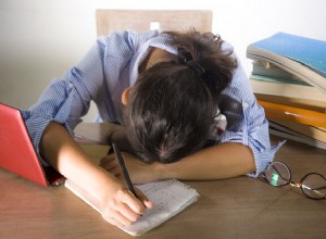 Por qué los estudiantes de preparatoria sufren burnout: insights de un psiquiatra infantil